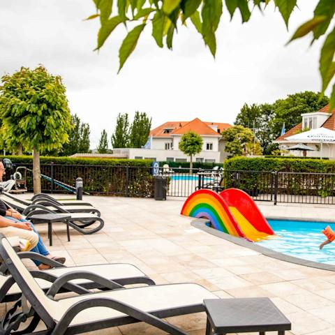 Have fun with the whole family with the communal heated pool and various other attractions onsite 