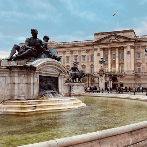 Take a fifteen-minute walk to Buckingham Palace