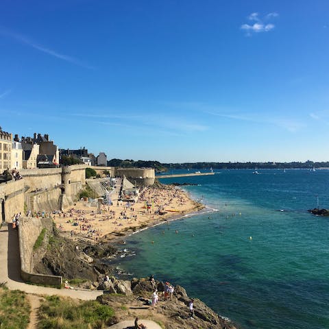 Stay in the lovely village of Rothéneuf on the Emerald Coast, close to the fascinating walled city of Saint-Malo