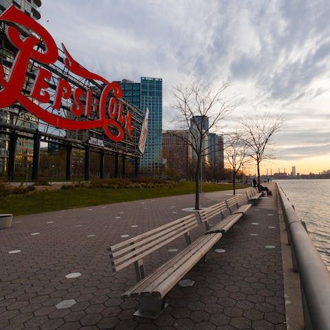 Tuck into mouthwatering casual bites at Gantry Plaza State Park