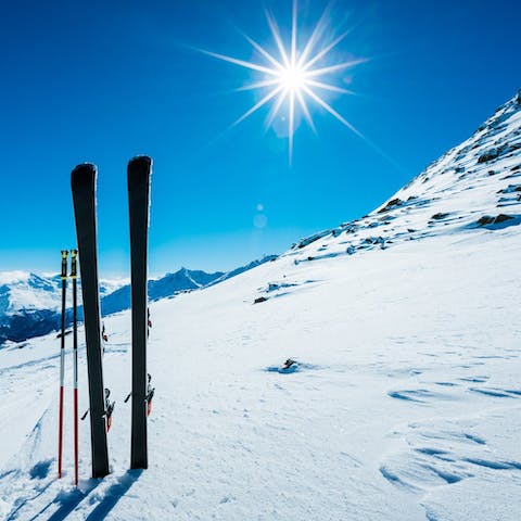 Stay just a ten-minute walk away from the piste