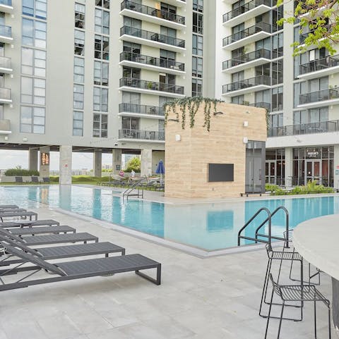 Float in the swimming pool to cool down when the Floridian temperature rises