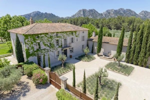 Bastide des Alpilles image 1