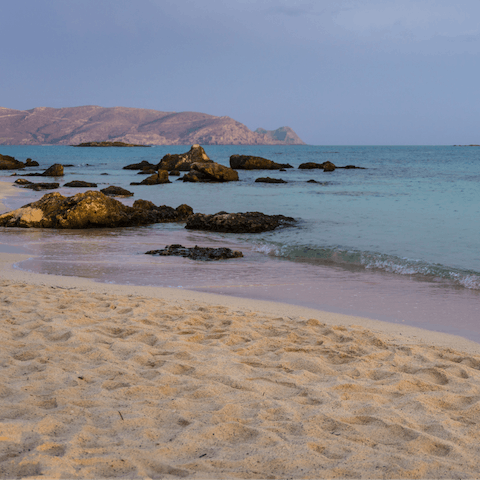 Explore the stunning coastline of Crete – the shore is only 200m away