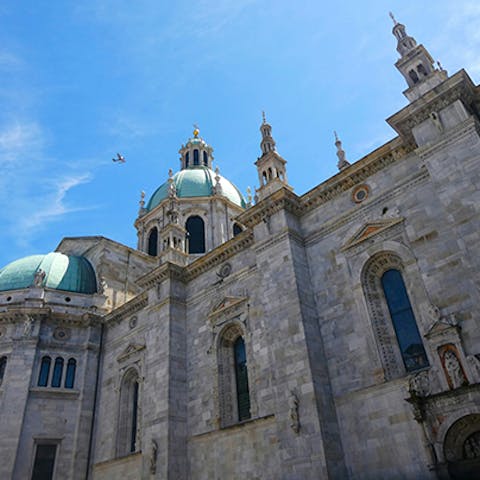 Marvel at the beautiful architecture of Duomo di Como