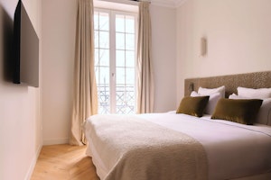 Parisian Street View image 12