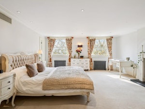 Hyde Park Grandeur image 13
