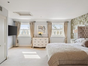 Hyde Park Grandeur image 2