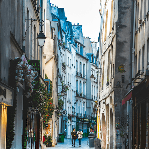 Wander fifteen minutes to Le Marais and discover its trendy eateries
