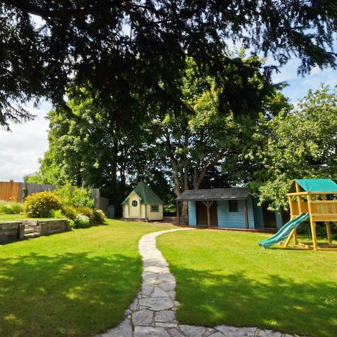 Gorgeous garden with mature trees, kids play area and table tennis in games room 