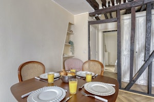 Latin Quarter Nest image 8