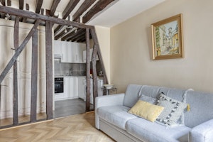 Latin Quarter Nest image 7