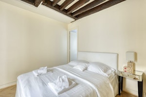Latin Quarter Nest image 6
