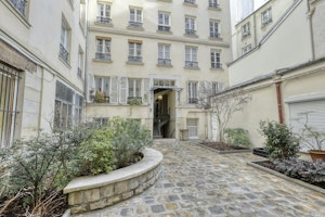 Latin Quarter Nest image 5