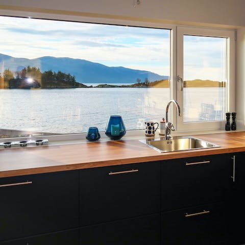 Prepare meals with a view over the lake