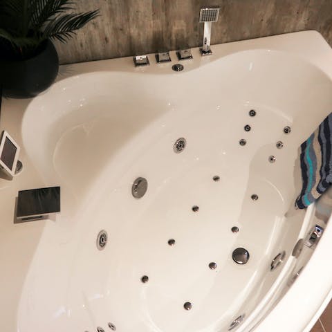 Relax and unwind in the jet bath