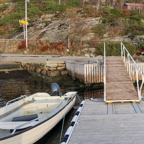 Make use of the boat to go fishing or explore the bay