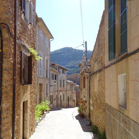 Explore the rural towns and villages of Mallorca – your home is a ten-minute drive from Algaida