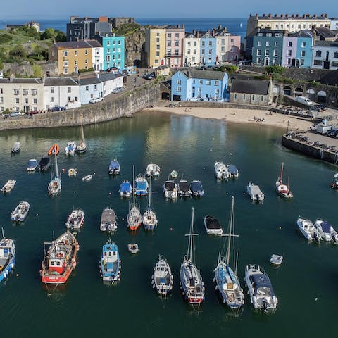 Stay in the heart of Tenby, a town full of seaside charm, and explore its beaches, arcades, and ice cream parlours