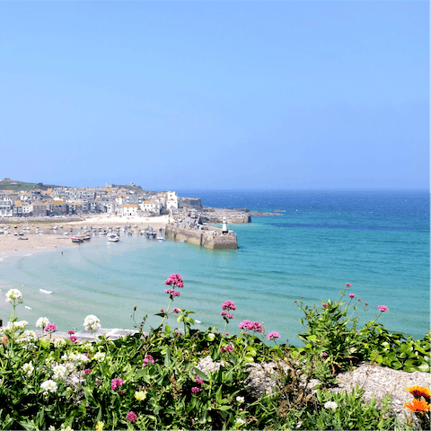 Stay within easy reach of the picturesque north Cornish coast – the closest beaches are no more than a fifteen-minute drive away