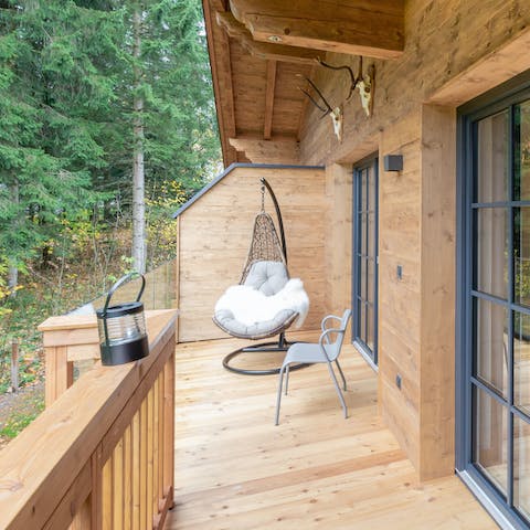 Enjoy a nice morning coffee in your cosy egg chair, looking out at the beautiful mountainous views