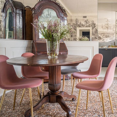 Tuck into delicious pizza and pasta takeaways around the pretty dining table