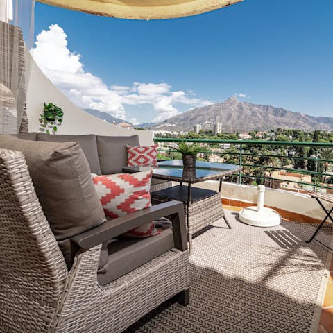 Drink in the unforgettable mountain views on the balcony – the perfect spot for cocktail hours