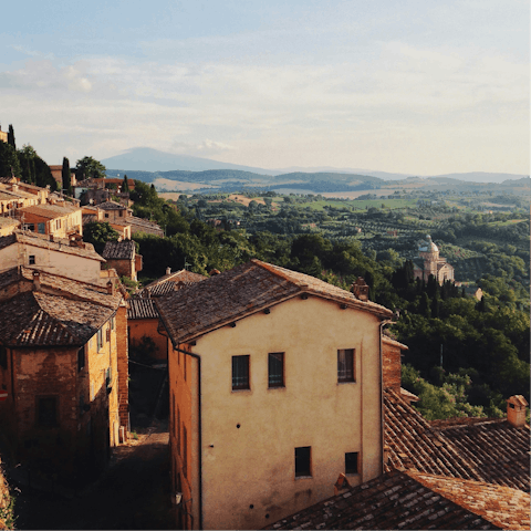 Explore the majestic hilltop towns of Tuscany 