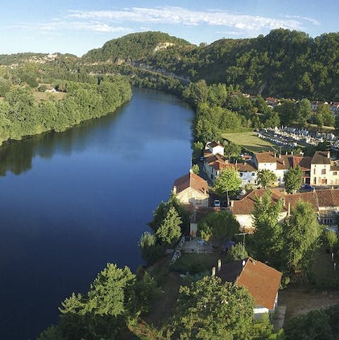 Stay in the beautiful Occitane countryside, five minutes from the banks of the River Dot