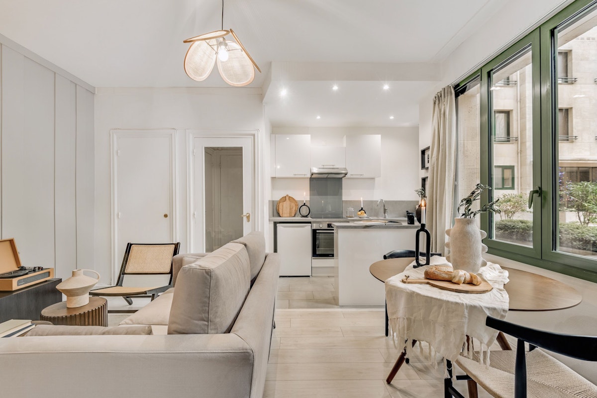 An Air of Elegance, Ile-de-France