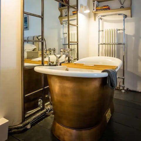 Wake up in the master bedroom and jump straight into the unique copper bathtub 