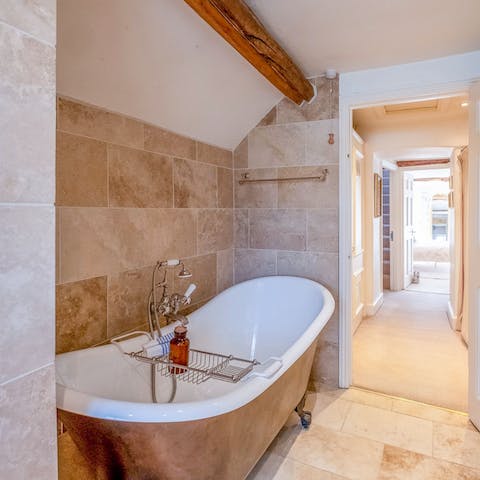 Unwind in the bath tub after a long country walk around the local village of Stow-on-the-Wold