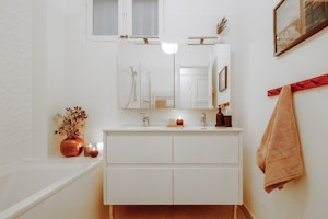Charming Avenue Retreat image 14