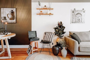 Charming Avenue Retreat image 10