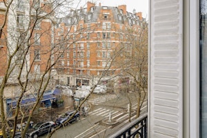 Charming Avenue Retreat image 6