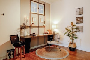 Charming Avenue Retreat image 3