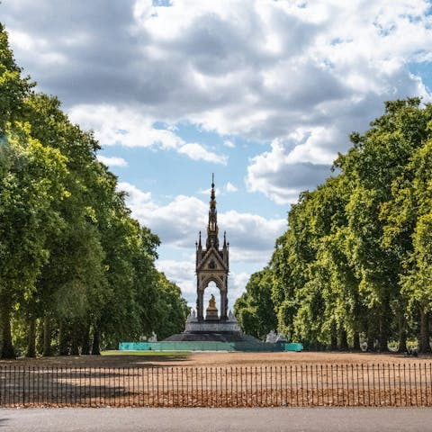 Grab a coffee and stroll to nearby Kensington Gardens 