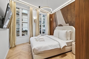 Saint-Germain-des-Prés Retreat image 7