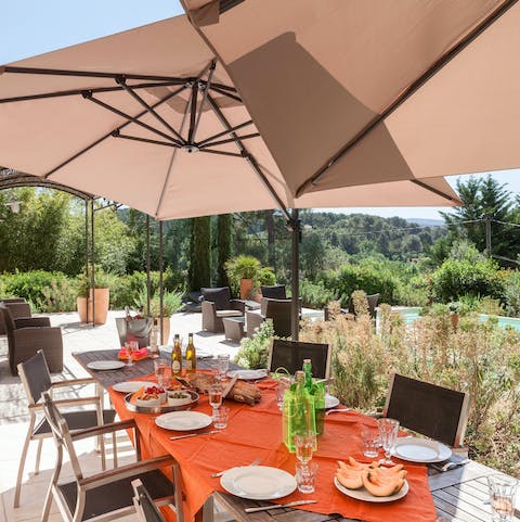 Refine your French cooking skills in the outdoor kitchen, then dine alfresco on the patio