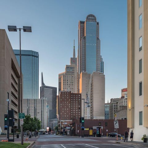 Explore your Downtown Historic District neighbourhood – the Dallas Museum of Art is a fifteen-minute walk away