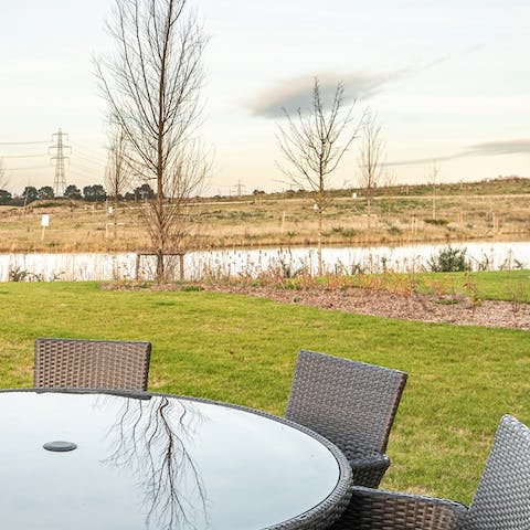 Enjoy a meal or a cup of coffee in the tranquilllity of this lakeside location