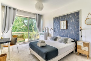 Treetops over Montpellier image 12