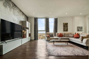 Penthouse over Nine Elms image 1