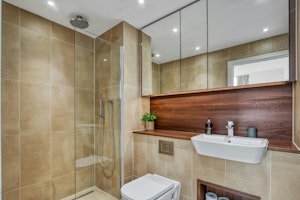 Penthouse over Nine Elms image 9