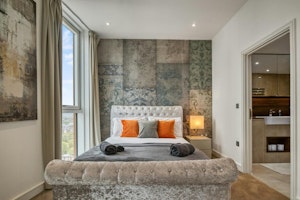 Penthouse over Nine Elms image 7