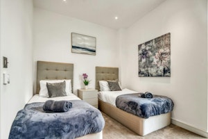 Penthouse over Nine Elms image 6