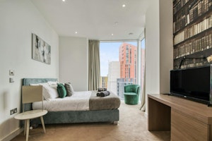 Penthouse over Nine Elms image 5