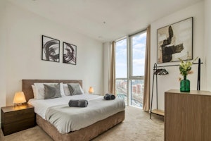 Penthouse over Nine Elms image 3