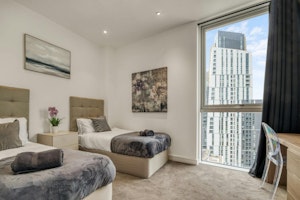 Penthouse over Nine Elms image 2