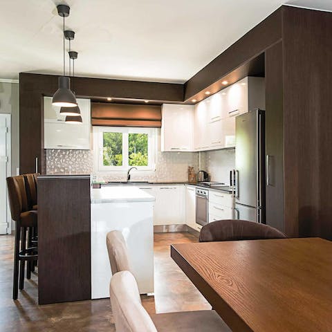 Make mealtimes an elegant affair with an ultra-chic kitchen and dining area